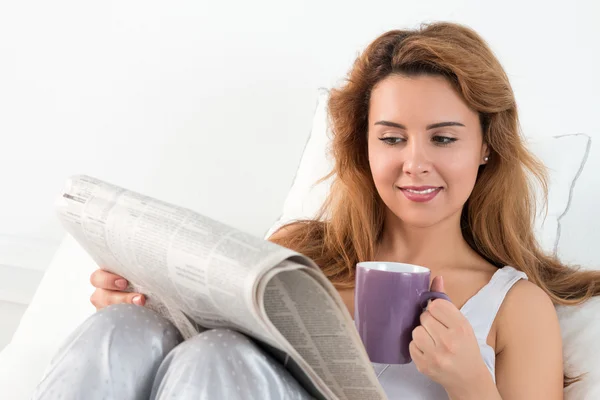 Woman reading morning newspapres — Stock Photo, Image