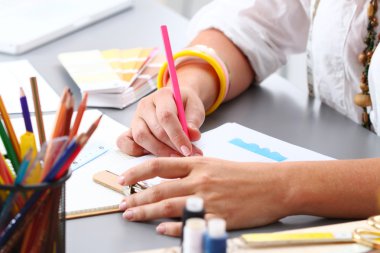 Yakın çekim yetişkin kadın terzi boğuluyorum, bazı giyim tasarım