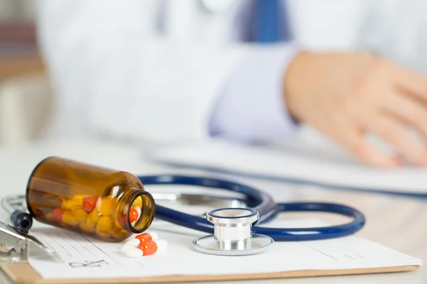 Tabletták és sztetoszkóp, nyírás táblán megállapításáról — Stock Fotó