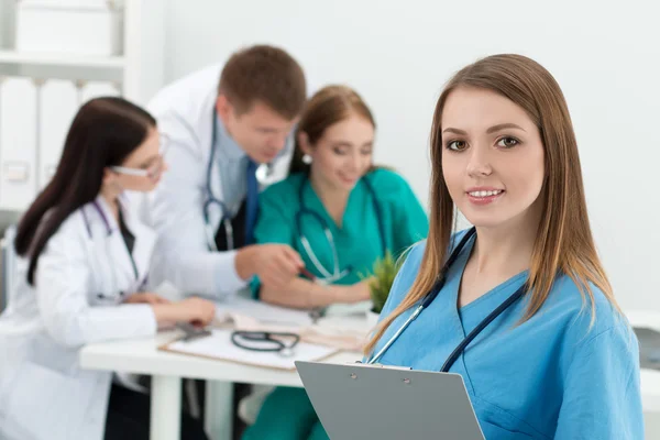 Retrato de sorridente médico medicina feminina segurando pasta com d — Fotografia de Stock