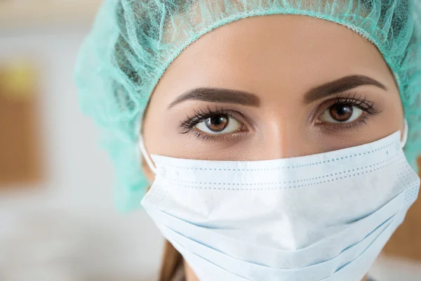 Close-up portrait of female medicine doctor wearing protective m — Stok fotoğraf