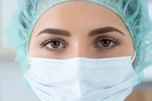 Close-up portrait of female medicine doctor wearing protective m — Stok fotoğraf