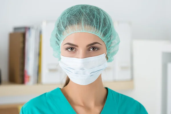 Portrait of female surgeon wearing protective mask and cup — Stok fotoğraf