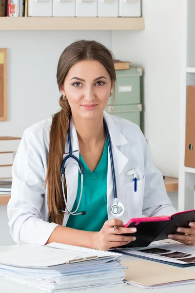 Přátelská medicína doktor sedí u její ofi se usmívám — Stock fotografie