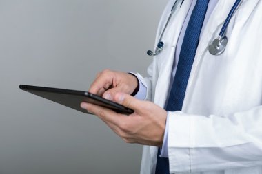 Erkek doktor eller dijital tablet pc dokunma Close-Up