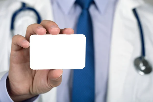 Beyaz iş kartı gösteren doktorlar kontrolden yakın çekim — Stok fotoğraf