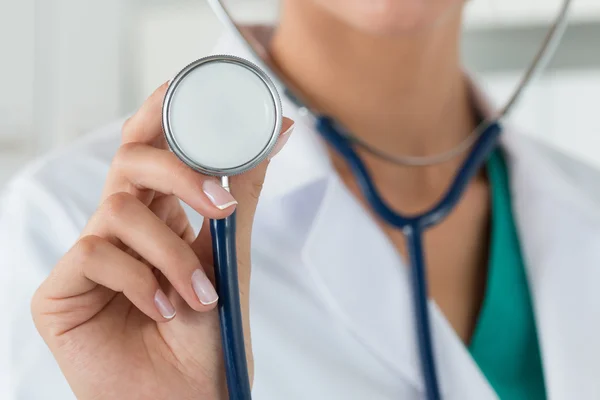 Close-up de mulher médico mão estetoscópio cabeça — Fotografia de Stock