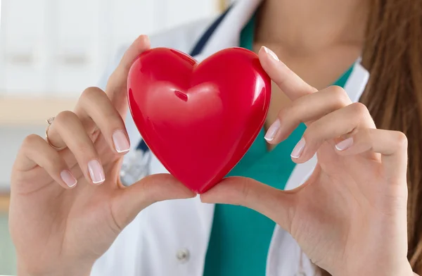 Close-up de mãos médicas do sexo feminino segurando coração lido — Fotografia de Stock