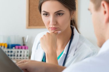 Genç kadın doktor ve onun erkek arkadaşı x-ray IMAG tartışıyor