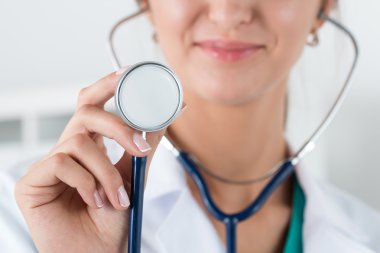 Kadın doktor stetoskop kafa tutan portresi