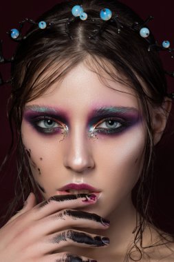Moda yaratıcı kalıcı makyaj ile genç bir kız closeup portresi