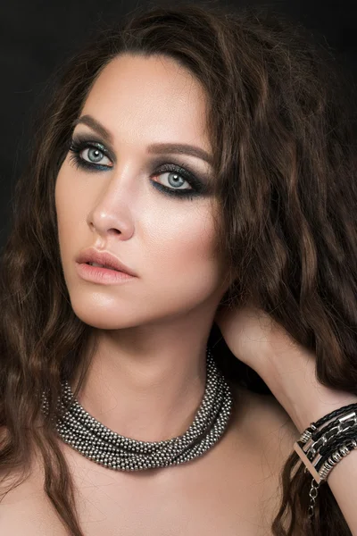Retrato de close-up de uma jovem com maquiagem criativa de moda — Fotografia de Stock
