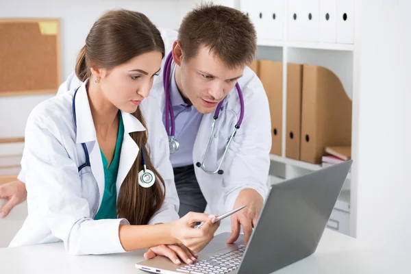 Два врача смотрят на монитор ноутбука — стоковое фото