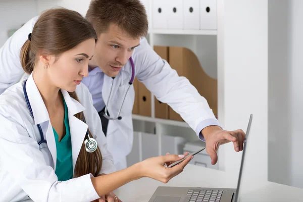 Two medicine doctors looking at laptop monitor — Stock Photo, Image