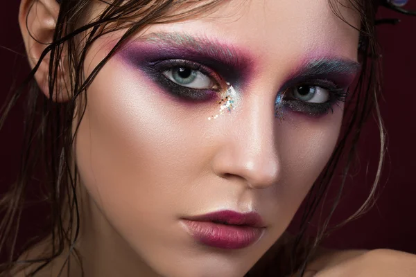 Retrato de belleza de una joven con maquillaje creativo de moda —  Fotos de Stock