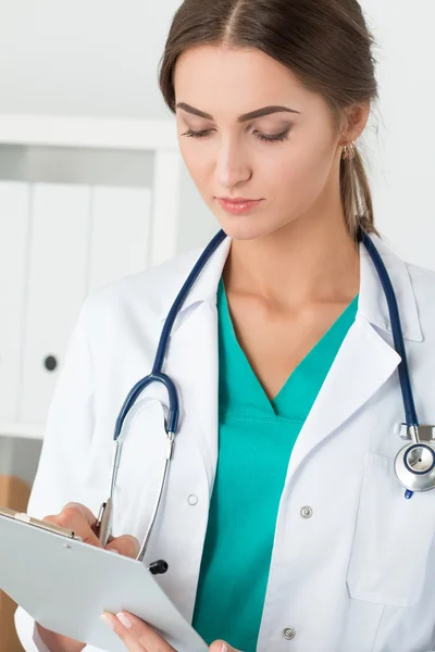 Female medicine doctor writting something — Stock Photo, Image