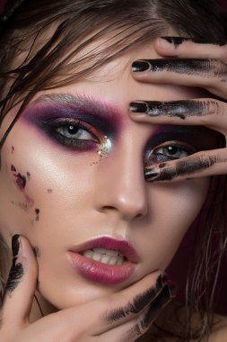 Moda yaratıcı kalıcı makyaj ile genç bir kız Güzellik Portresi