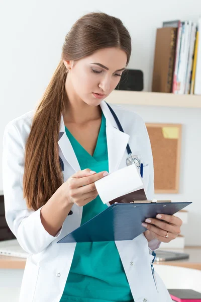 Médico femenino leyendo la historia clínica de la paciente — Foto de Stock