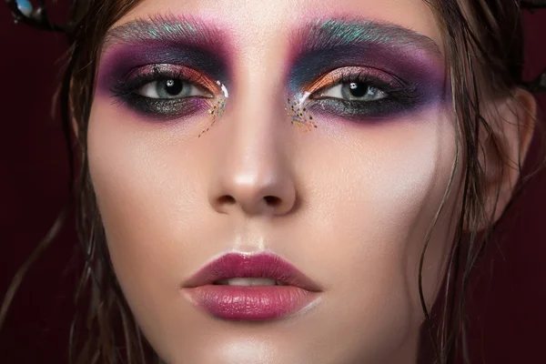 Schoonheid portret van een jong meisje met mode creatieve make-up — Stockfoto