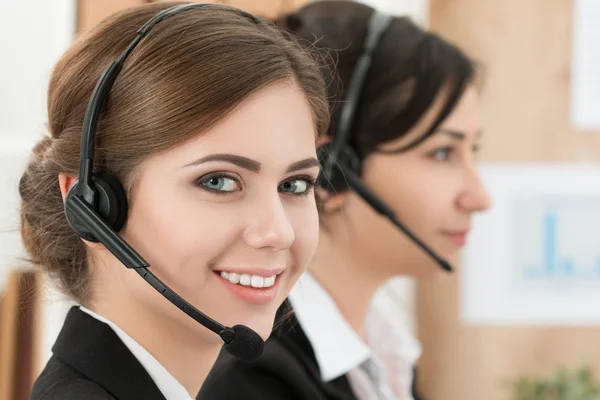 Portret van call center werknemer vergezeld door haar team — Stockfoto