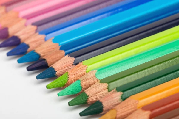 Rangée de crayons colorés — Photo