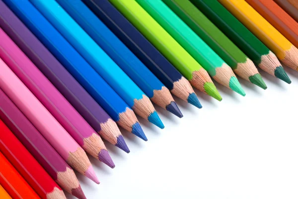 다채 로운 연필들이 줄지어 있다 — 스톡 사진