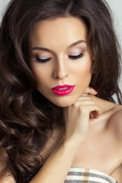 Portret van jonge mooie vrouw dragen helder roze lippenstift — Stockfoto