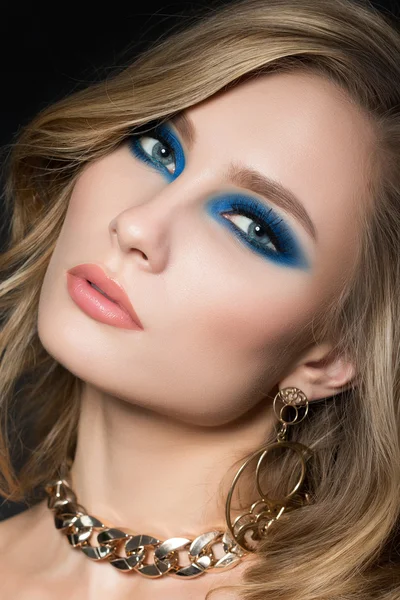 Portret van jonge mooie blonde vrouw met mode make-up — Stockfoto