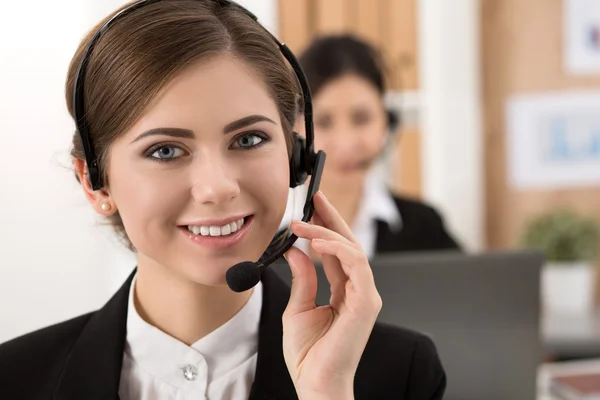 Porträt der Callcenter-Mitarbeiterin in Begleitung ihres Teams — Stockfoto