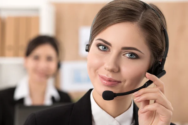 Porträt der Callcenter-Mitarbeiterin in Begleitung ihres Teams — Stockfoto