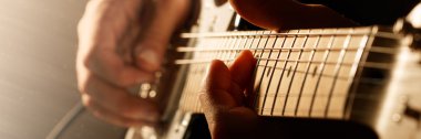 Elektro gitar çalan adam