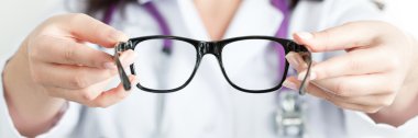 Siyah gözlük veren kadın düşünülmeli doktor eller