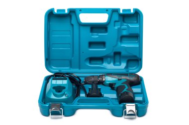 Mavi araç kutusu üzerine beyaz izole tornavida ile 