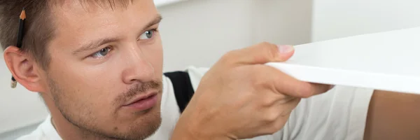 Man Assembling Furniture — Stock Photo, Image