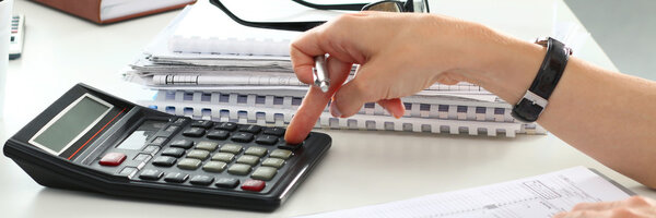 Крупный план женщин-бухгалтеров или банкиров, делающих расчеты
