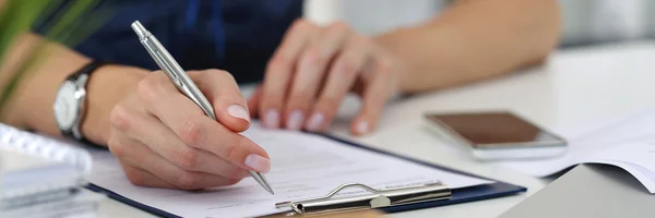 Primer plano de las manos femeninas que trabajan en la oficina — Foto de Stock