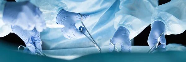 Tıbbi ekip operasyon yapıyor.