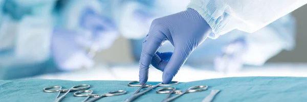 Close-up of scrub nurse taking medical instruments — Stock Photo, Image