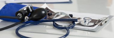 Tıbbi Manometre ve stetoskop tıp doktor wo üzerinde döşeme