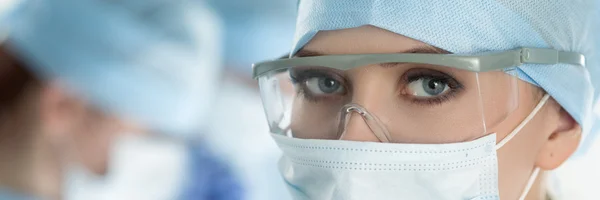 Close-up of surgeon woman looking at camera — Stock Photo, Image