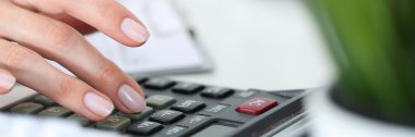 Hesap makinesinde çalışan eller