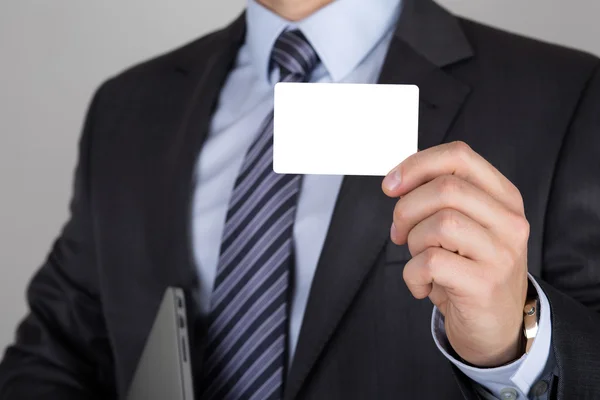 Empresario con tarjeta de visita blanca — Foto de Stock