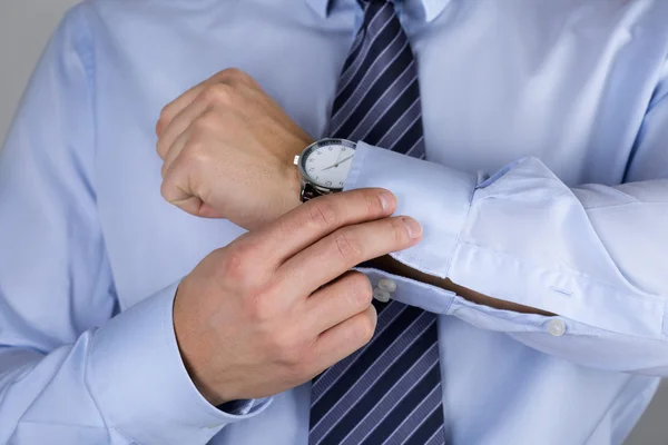 Man fastens his cuff links close-up — Stock fotografie