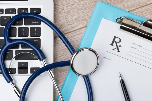 Primo piano vista dall'alto del posto di lavoro medico — Foto Stock