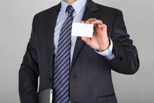 Empresário segurando cartão branco — Fotografia de Stock