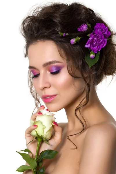 Giovane bella donna con trucco rosa brillante — Foto Stock