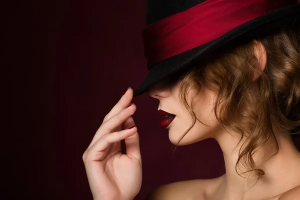 Retrato de una joven mujer bonita con labios rojos oscuros vistiendo de negro —  Fotos de Stock