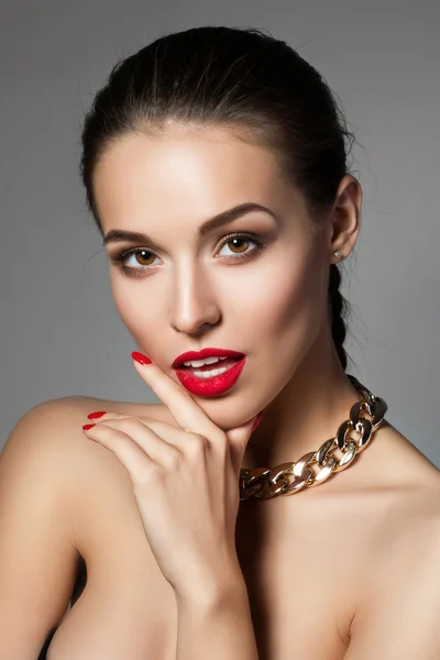 Beauty portrait of young aristocratic woman with red lips — Stock Photo, Image