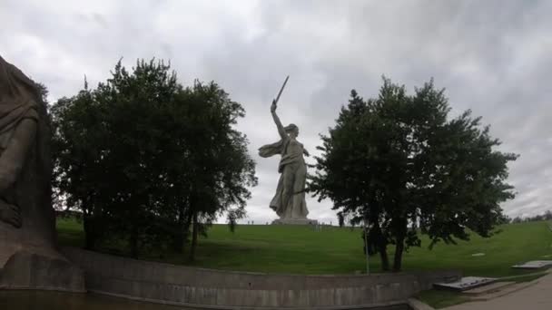 Volgograd. Rusland, augustus 2020 Historisch en herdenkingscomplex "Mamaev Kurgan". — Stockvideo