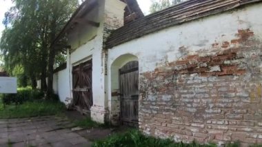 Büyük, eski ahşap kapı. Manastırın ortaçağ duvarı.